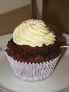 Dieser hübsche Double-Chocolate-Cupcake mit Zitronentopping könnt ihr in der Küche von Haferlgucker entdecken.