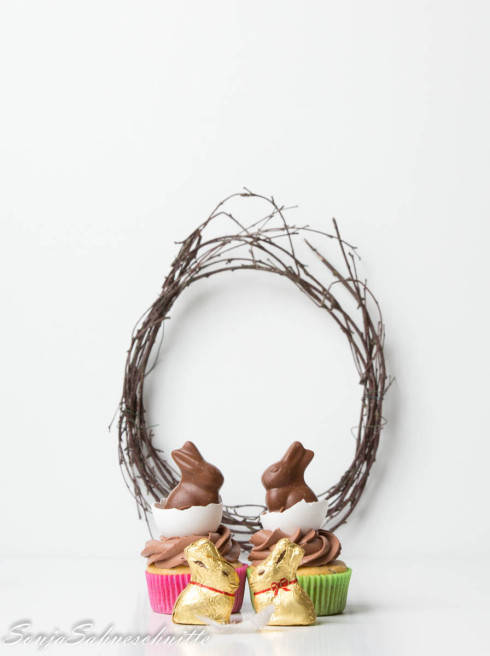 Eine besonders schöne Deko Idee kommt von SonjaSahneschnitte mit ihren Easter-Chocolate-Lemon-Cupcakes.