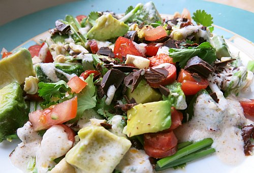 Im CorumBlog findet ihr dieses leckere Rezept für einen Guacamole Salat mit Schokoeiern. 