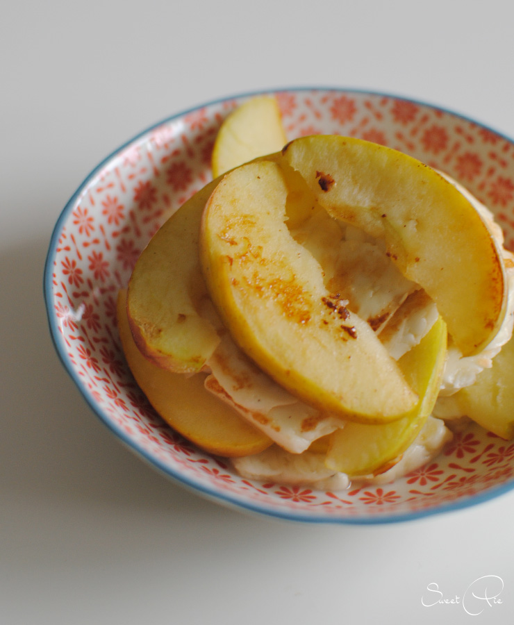 Ein leckerer Snack für zwischendurch: Halloumi mit Apfelscheiben