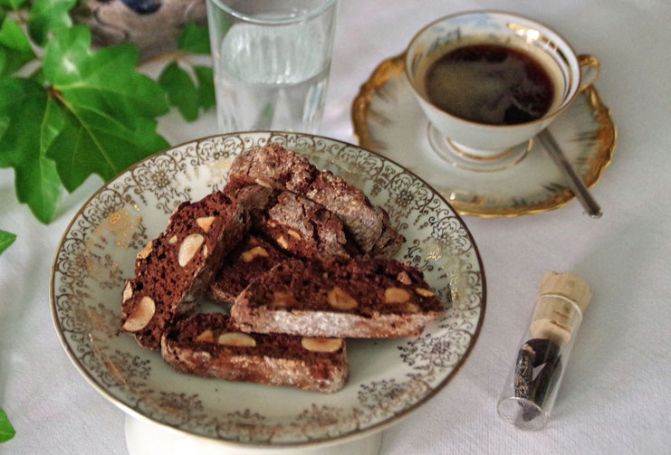 Zu einer Tasse Kaffee passen diese Schoko-Biscotti mit Espresso und Tonkabohne von Zimtkringel ganz wunderbar.
