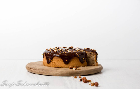 Sonja Sahneschnitte hat diesen saftigen Haselnuss Kuchen für uns. Oder auch "juicy hazelnut cake" - klingt schon toll!