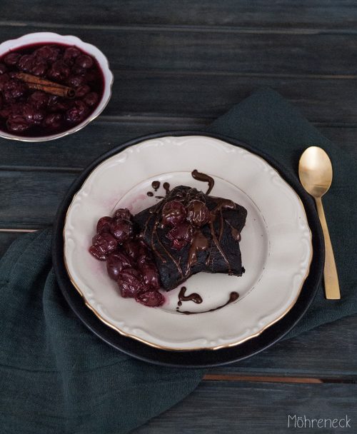 Brownie-Sterne mit Gewürzkirschen