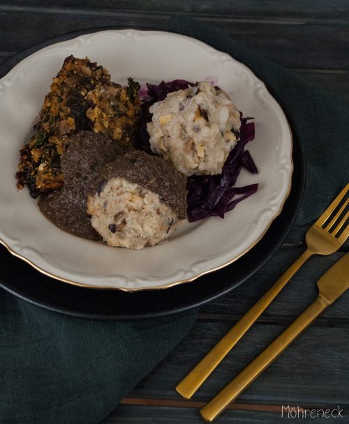 Linsenbraten mit Semmelknödel, Apfelrotkraut und brauner Sauce