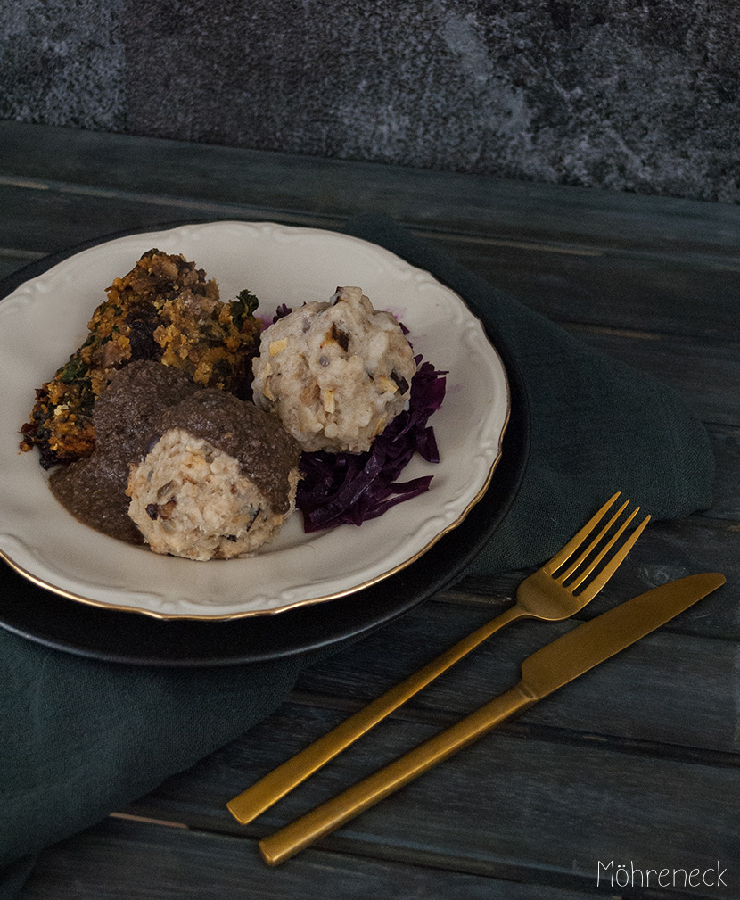 Linsenbraten mit Semmelknödel, Apfelrotkraut und brauner Sauce