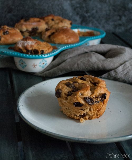 Hefeknoten mit Pudding und Rosinen