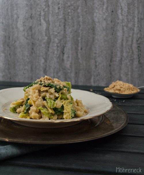 Spätzle mit Wirsing & Hummussauce