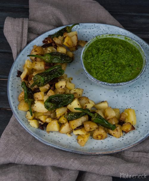 Patatas Bravas mit Mojo Verde und Pimientos de Padron