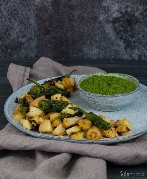 Patatas Bravas mit Mojo Verde und Pimientos de Padron