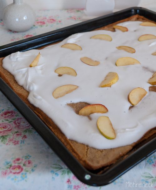 Blechpfannkuchen mit karamellisierten Äpfeln