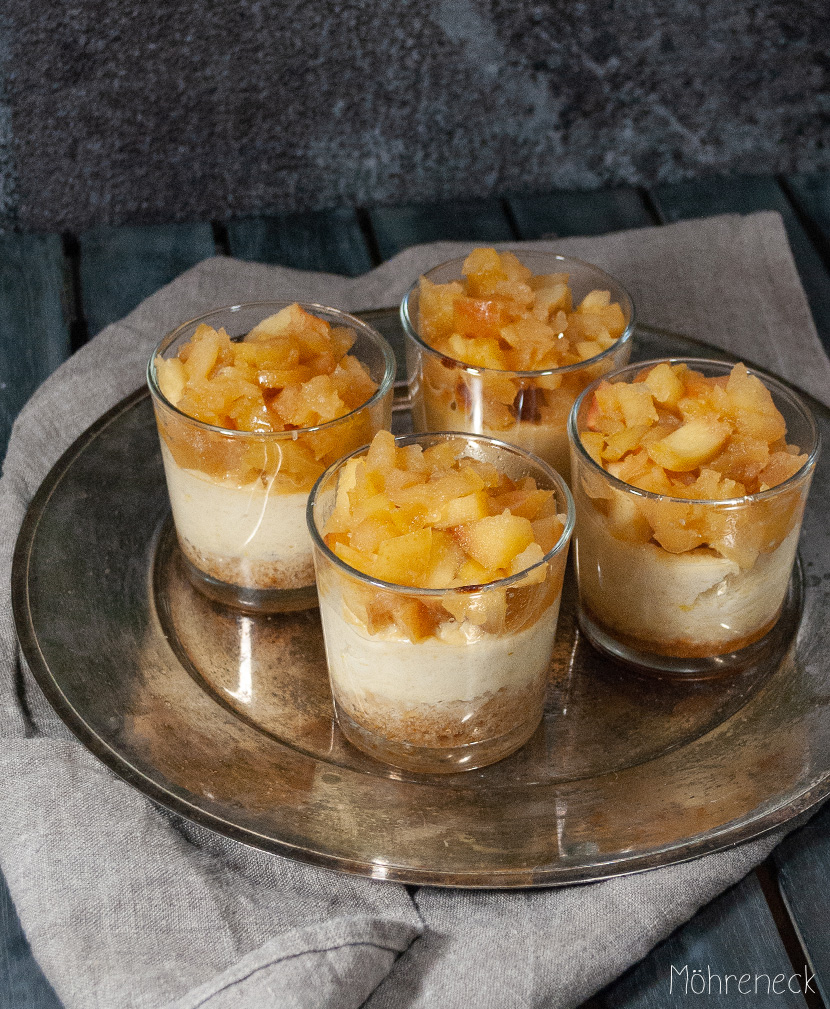 Käsekuchen im Glas mit Apfelkompott