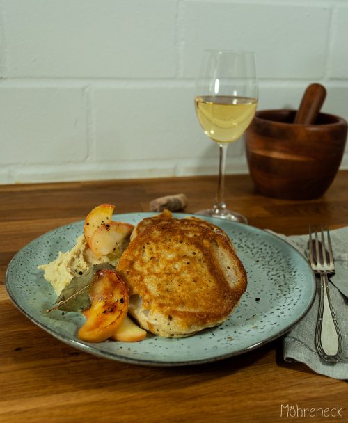 Sellerie-Schnitzel mit Kartoffelstampf und Lorbeeräpfeln