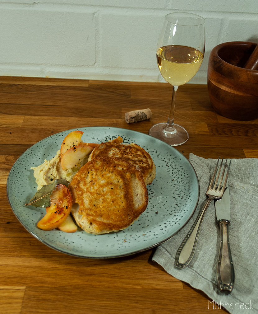 Sellerie-Schnitzel mit Kartoffelstampf und Lorbeeräpfeln