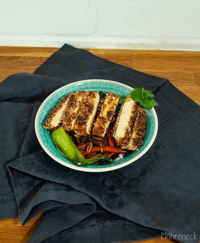 Tofu in Haferflockenkruste auf Reisnudeln mit Wokgemüse