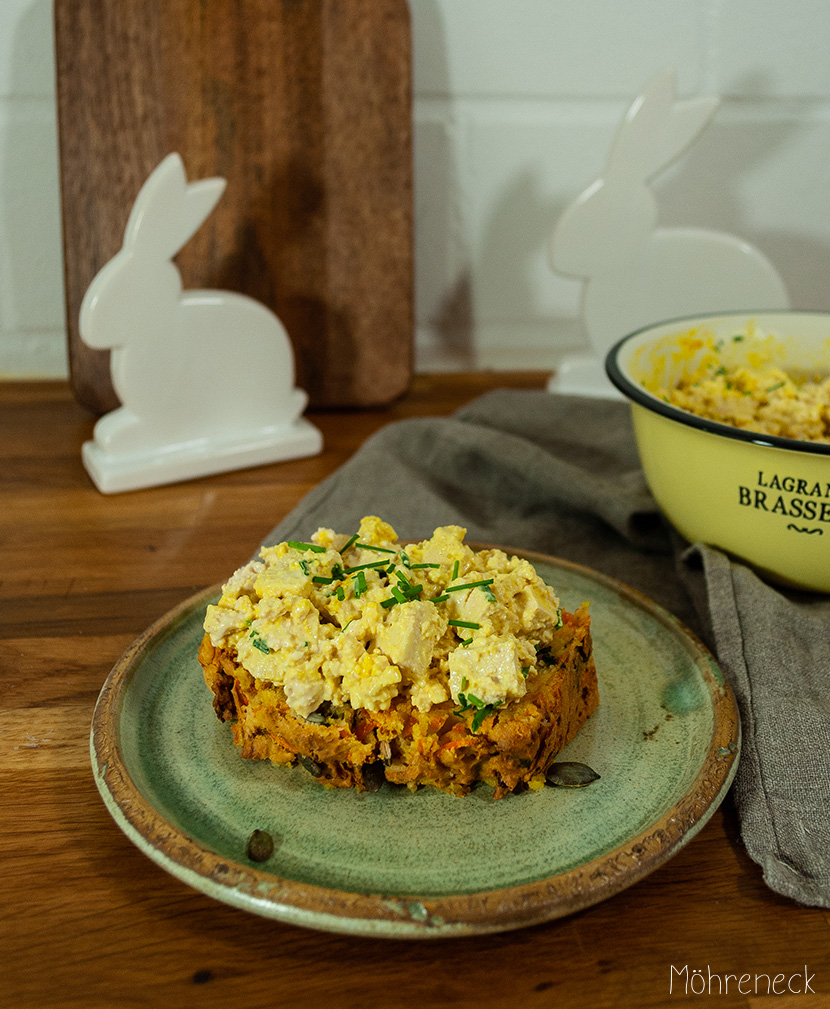 Möhren-Kürbiskern-Brot mit veganem Eiersalat