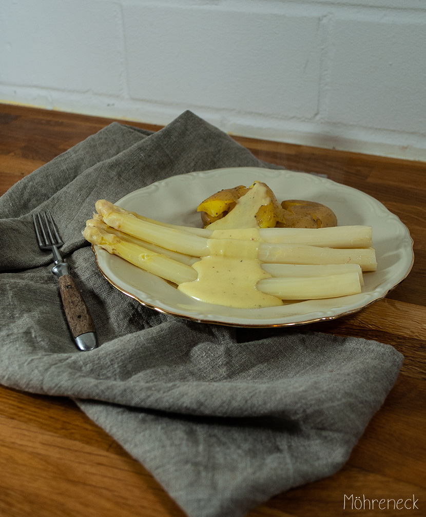 Spargel mit Sauce Hollandaise und Quetsch-Kartoffeln