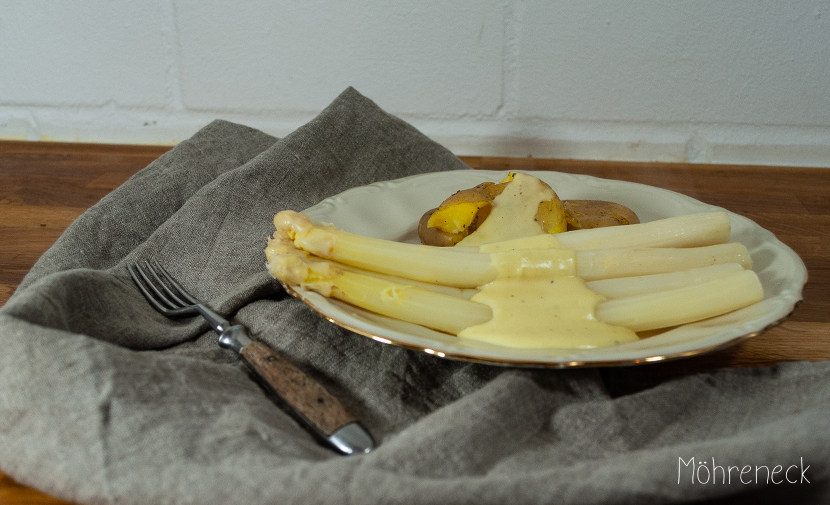 Spargel mit Sauce Hollandaise und Quetsch-Kartoffeln