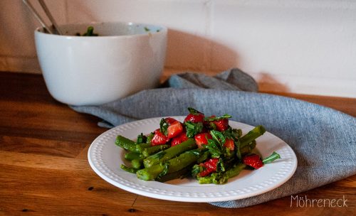 Spargelsalat mit Erdbeeren