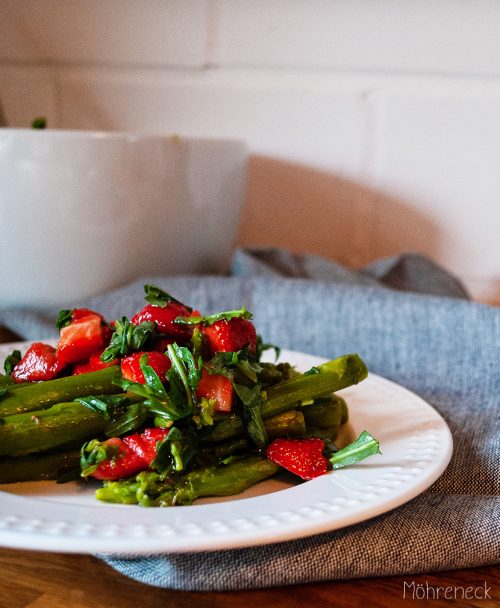 Spargelsalat mit Erdbeeren