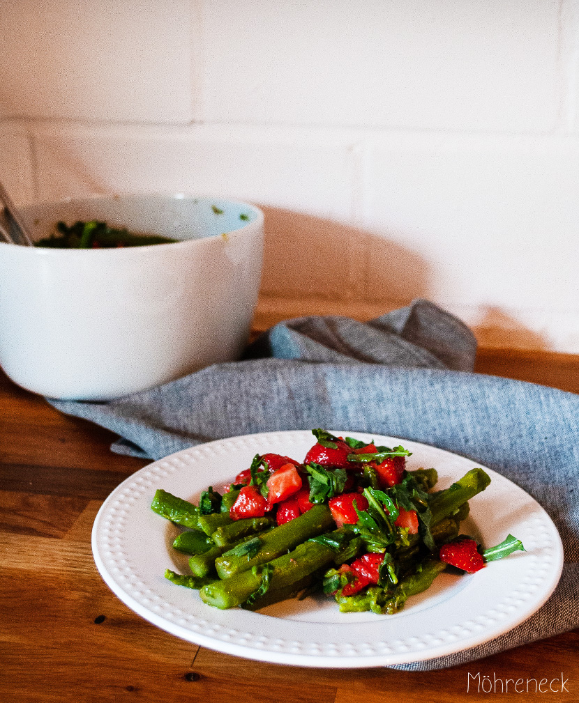 Spargelsalat mit Erdbeeren