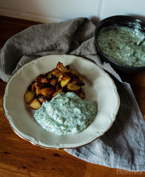 Grüne Sauce mit Bratkartoffeln