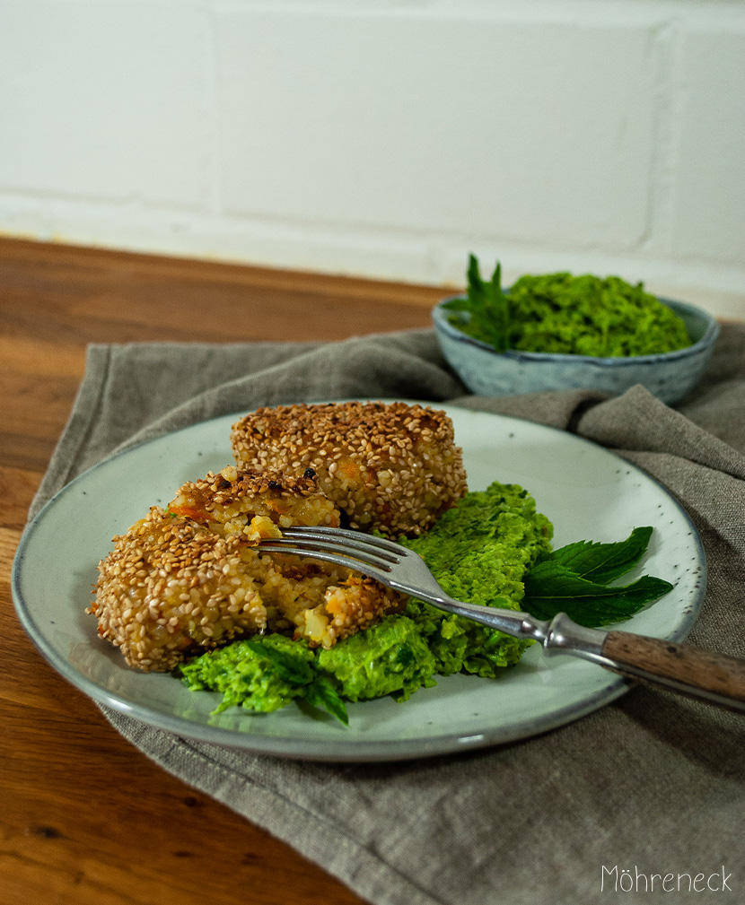 Bulgurköfte mit Erbsenhummus