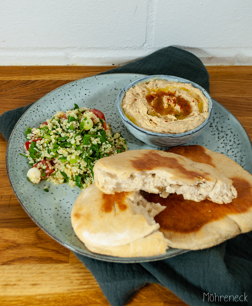 Khoubiz mit Hummus und Taboulé