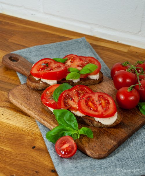 Tomate & Mozzarella auf geröstetem Sauerteigbrot