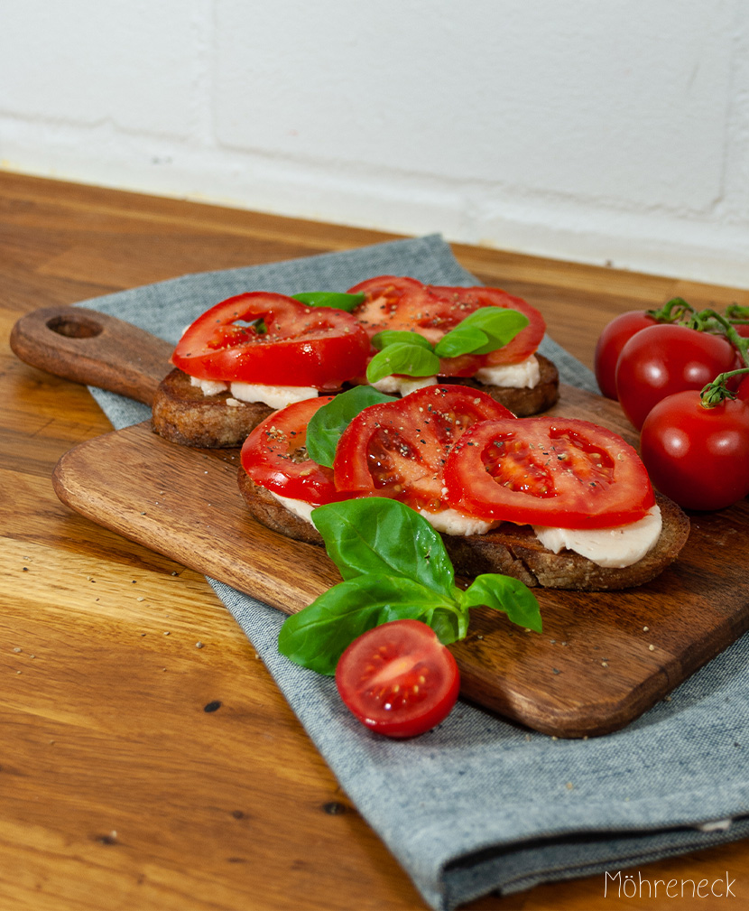 Tomate & Mozzarella auf geröstetem Sauerteigbrot
