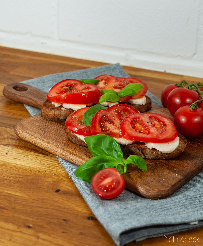 Tomate-Mozzarella-auf-geroestetem-Sauerteigbrot-2 - Möhreneck