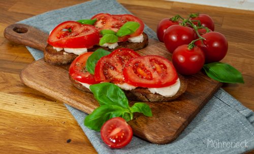 Tomate & Mozzarella auf geröstetem Sauerteigbrot