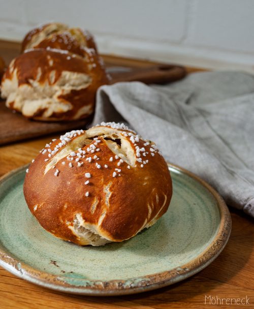 gefüllte Laugenbrötchen