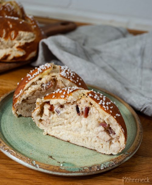 gefüllte Laugenbrötchen