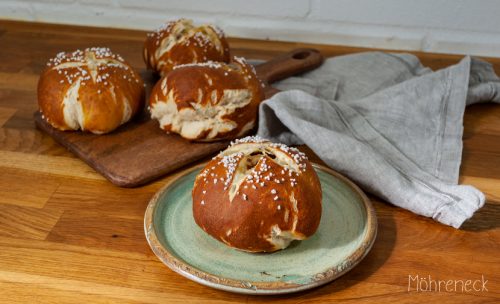 gefüllte Laugenbrötchen