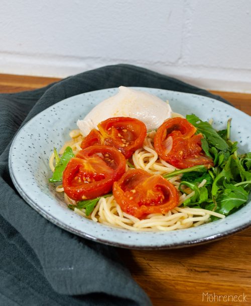 Pasta mit Mozzarella, confierten Tomaten und Rucola