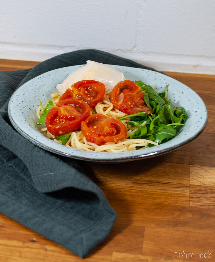 Pasta mit Mozzarella, confierten Tomaten und Rucola - Möhreneck