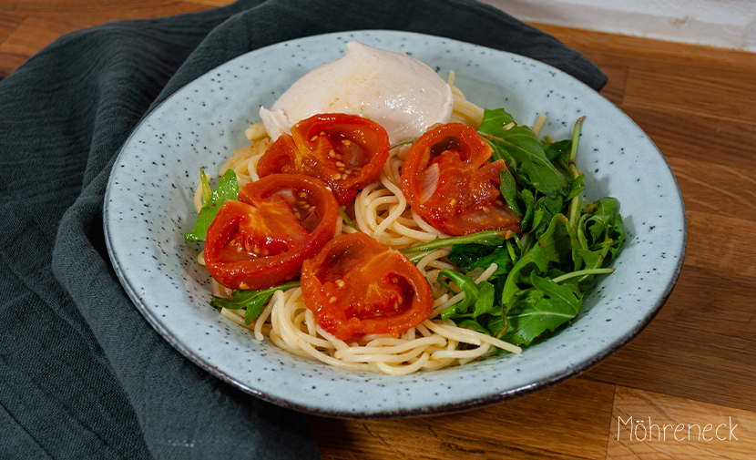 Pasta mit Mozzarella, confierten Tomaten und Rucola