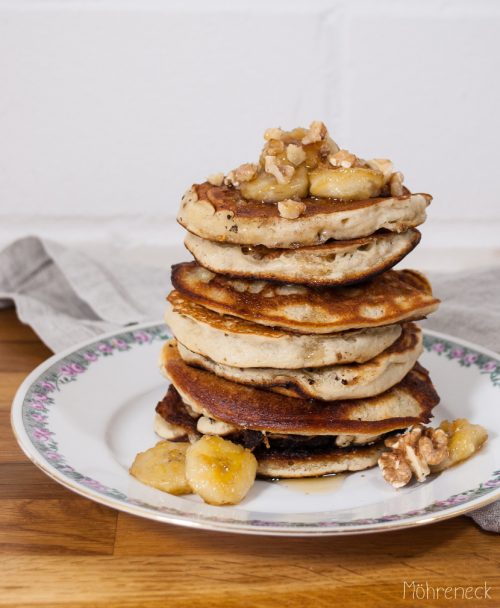 Bananen-Pancakes mit gerösteten Walnüssen