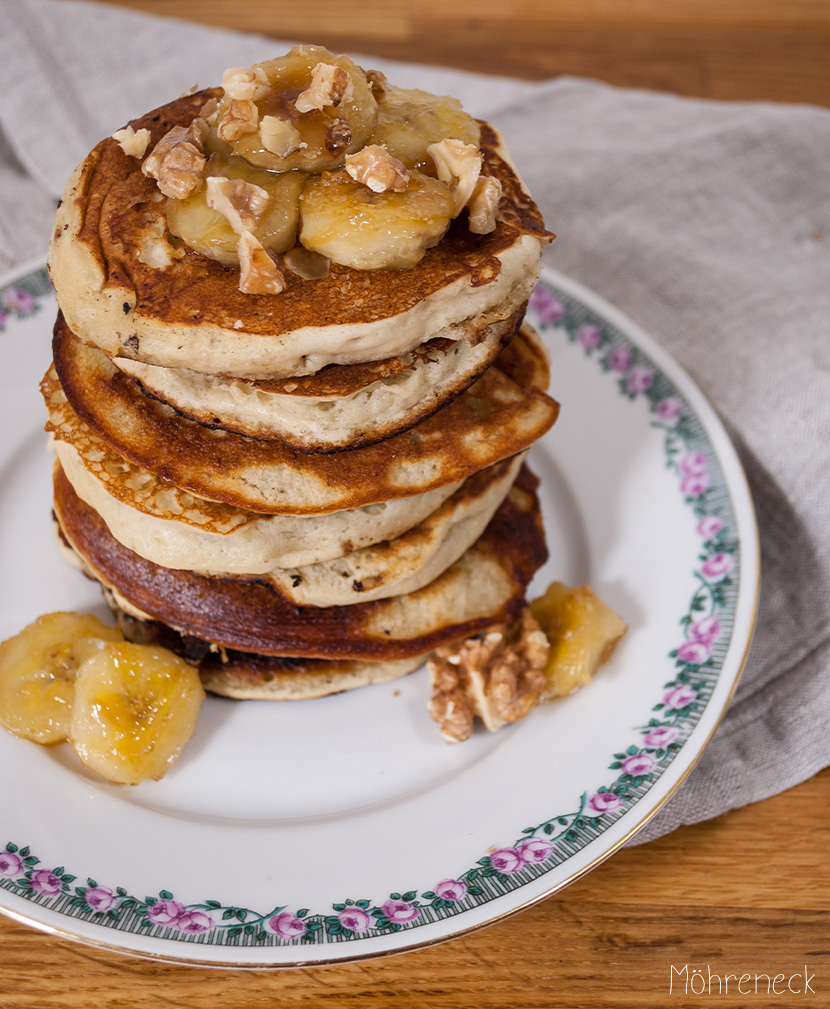 Bananen-Pancakes mit gerösteten Walnüssen