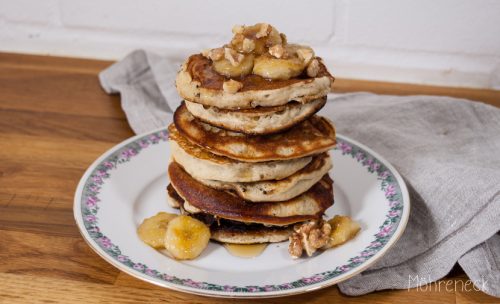 Bananen-Pancakes mit gerösteten Walnüssen