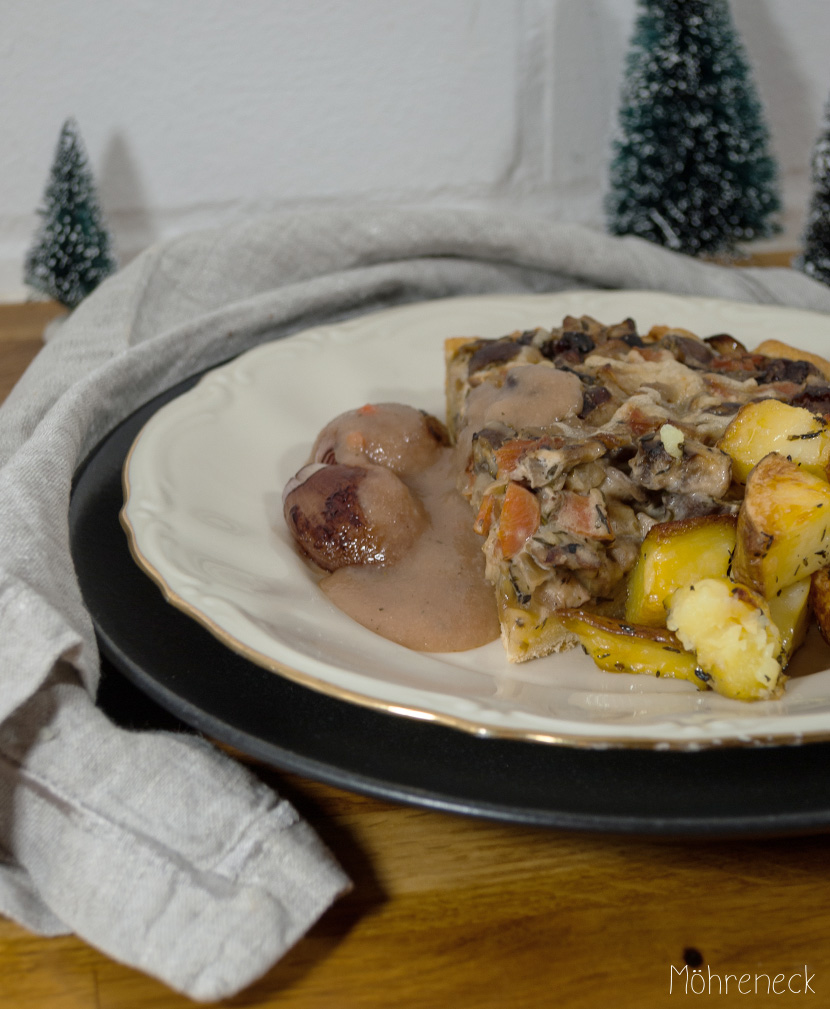 Pilz-Maronen-Tarte mit Rotwein-Schalotten und Röstkartoffeln