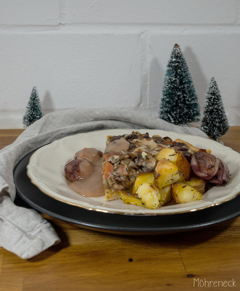 Pilz-Maronen-Tarte mit Rotwein-Schalotten und Röstkartoffeln