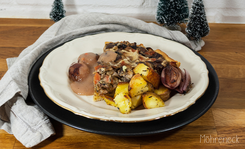 Pilz-Maronen-Tarte mit Rotwein-Schalotten und Röstkartoffeln - Möhreneck