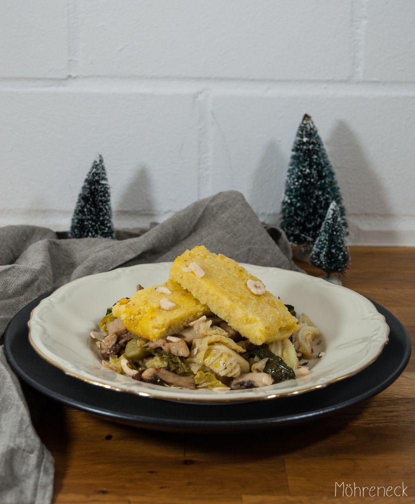 Rosmarin-Polenta mit Wirsing-Pilzen - Möhreneck