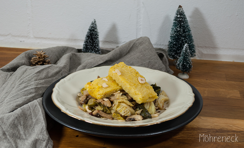 Rosmarin-Polenta mit Wirsing-Pilzen