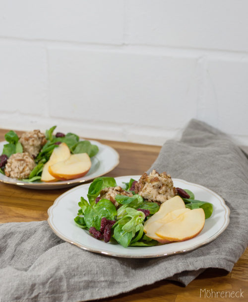 Cashewbällchen auf Apfel-Cranberry-Feldsalat