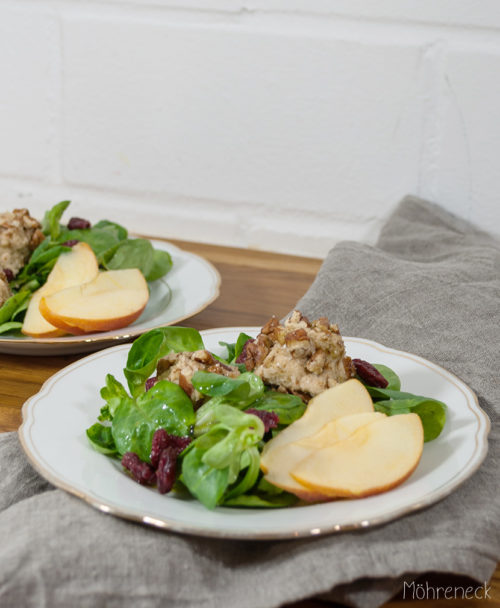 Cashewbällchen auf Apfel-Cranberry-Feldsalat