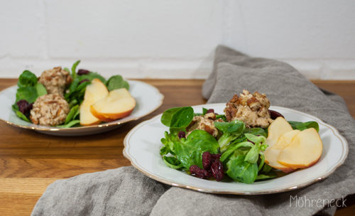 Cashewbällchen auf Apfel-Cranberry-Feldsalat