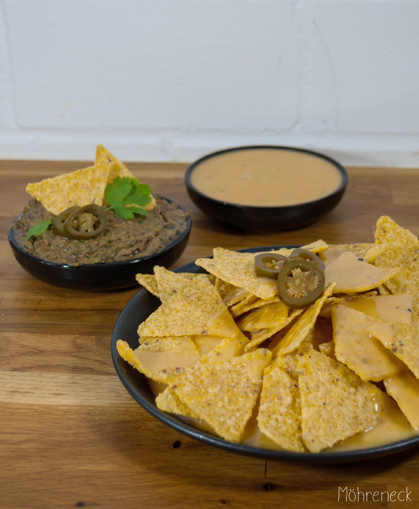 Nachos mit Bohnendip und veganer Käsesauce