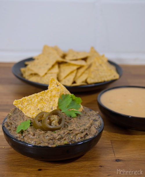 Nachos mit Bohnendip und veganer Käsesauce